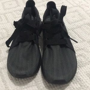 Black Adidas tennis shoes